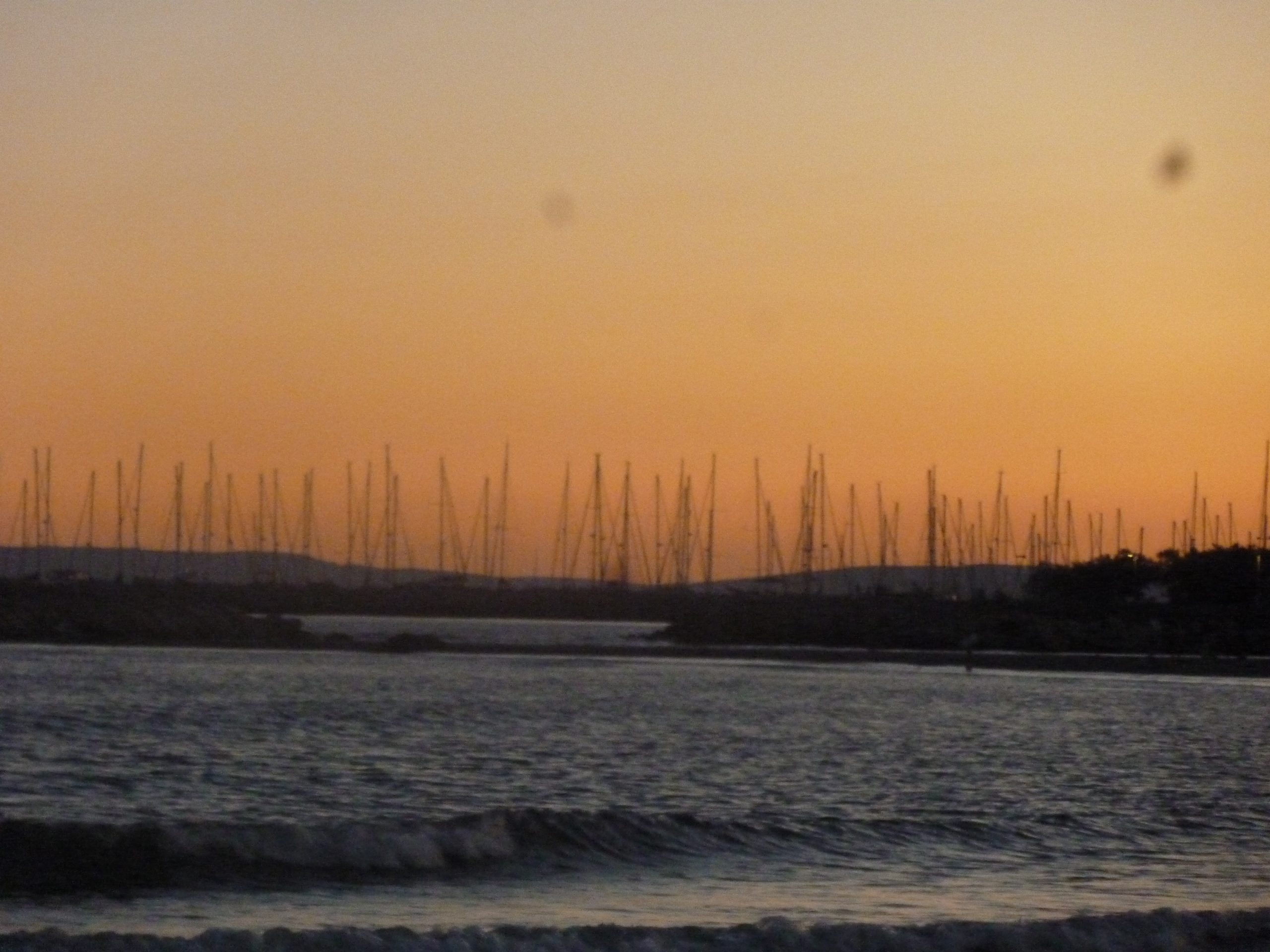 Paysage de la mer avec un ciel orange