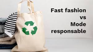 Cette image minimaliste oppose la Fast fashion à la Mode responsable en utilisant des symboles clairs. Un sac en toile réutilisable (tote bag) marqué du logo vert du recyclage contient des vêtements pliés, suggérant une consommation durable et circulaire. Le fond blanc et épuré met l'accent sur le choix éthique du consommateur face au gaspillage textile.